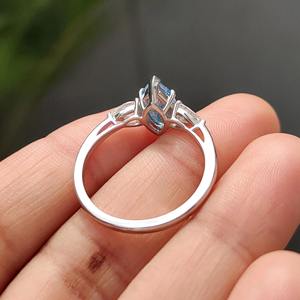 Bague de fiançailles pour femme en or 14K/18K ou PT950/S925 avec trois diamants bleus de laboratoire certifiés IGI, taille marquise, 1,00-3,00 carats - Product Image 6