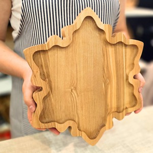 Assiette en bois en forme de feuille pour la photographie culinaire, accessoire de décoration sur le thème naturel, pour la présentation de plats et une expérience gastronomique raffinée - Product Image 1