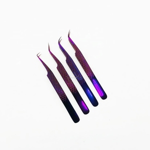Pince à cils en acier inoxydable avec revêtement plasma violet / Poignée diamantée / 4 pinces à pointes différentes et emballage personnalisé en boîte cartonnée - Product Image 1