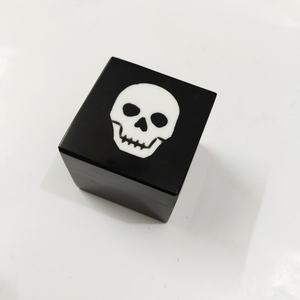 Ensemble de dés en résine faits à la main, boîte à dés en résine noire avec des points blancs et six dés noirs pour les jeux de table, ensemble artisanal artistique - Product Image 4