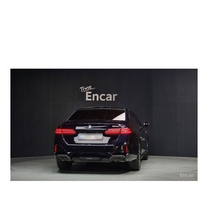 BMW Série 5 520i M Sport 2023 avec boîte de vitesses automatique, sièges en cuir, caméra de recul, seulement 5 760 km parcourus - Product Image 4