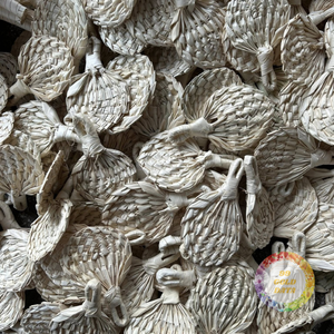 พัดสานมือจากใบปาล์ม ใบไผ่ และหวายธรรมชาติ สีธรรมชาติ งานฝีมือเวียดนามแบบดั้งเดิม รูปหัวใจและรูปทรงต่างๆ ของขวัญฤดูร้อน ของตกแต่ง - Product Image 4