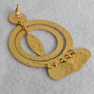 Boucles d'oreilles créoles en laiton avec pierres, finition dorée mate, style meenakari, pour filles et femmes, idéales pour les occasions spéciales. - Product Image 5