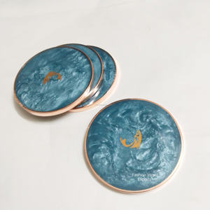 Dessous de verre luxueux en résine époxy bleue avec incrustation de poisson en cuivre et garniture en or rose Dessous de verre rond fait à la main de qualité supérieure pour la décoration intérieure - Product Image 2