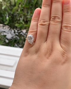 Bague de fiançailles en or jaune avec diamant de laboratoire en forme de poire de 4 carats, style nord-sud - Product Image 4