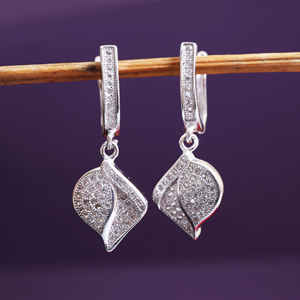 Hermosos y elegantes pendientes de hoja con diamantes, joyería de plata de ley 925 para mujeres y niñas, para usar en ocasiones especiales. - Product Image 4