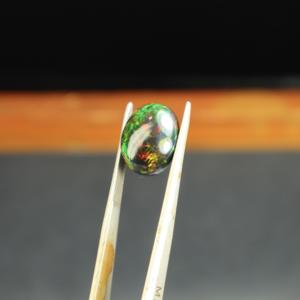 พลอยโอปอลสีดำธรรมชาติทรงรีขนาด 6.55 กะรัต ขัดเงา พร้อมแสงเล่นสี/แสงไฟ สำหรับทำเครื่องประดับ ขนาด 15x12 มม. - Product Image 4