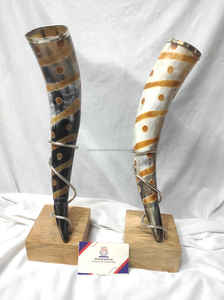 Soporte de Hierro con Acento de Cuerno de Búfalo Pulido Estilo Nórdico, Ideal para Banquetes Medievales, Cultura Vikinga, por Indian Arts - Product Image 2