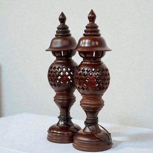 Un par de lámparas de altar de madera con forma de panal. - Product Image 3