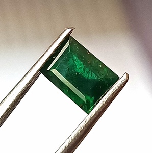 Pierre précieuse naturelle émeraude taille baguette translucide de 1,15 carat, dimensions 5x6,8x3,8 mm - Product Image 2