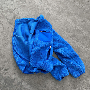 Veste en polaire sherpa de luxe, personnalisée, bleu, avec logo en fourrure peluche sur le devant, fermeture éclair, vêtement d'extérieur tendance pour l'hiver - Product Image 3