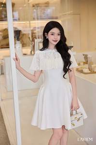 Ensemble robe élégante pour femme avec cape en dentelle blanc laiteux et bretelles larges |   Ensemble Velia pour les événements de réception formels |   LAVIEM - Product Image 6