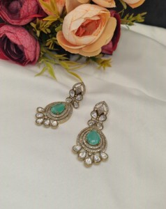 Boucles d'oreilles délicates en forme de goutte d'eau, plaquées or antique de luxe, boucles d'oreilles Kundan, boucles d'oreilles Kundan avec pierres précieuses non taillées, collections de bijoux pour femmes - Product Image 3