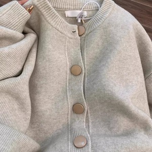 Cardigan en tricot minimaliste à col rond avec gros boutons – Veste d'hiver à manches longues, coupe ample, couleur unie pour femme - Product Image 6
