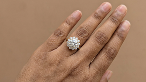 Anillo de Compromiso con Diamante Cultivado en Laboratorio de 2.25 Quilates, Certificado IGI, Oro Amarillo Sólido de 14K, Diseño Floral Vintage con Halo - Product Image 3