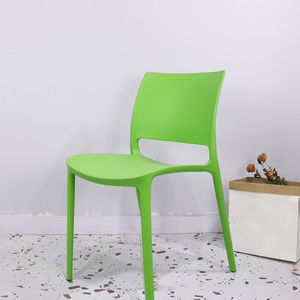 Chaise en plastique attrayante, conçue avec une structure robuste, un siège confortable et un style moderne pour toutes les occasions - Product Image 1