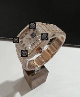 Montre pour homme en or rose bicolore, entièrement sertie de moissanite VVS et de diamants, avec cadran à date