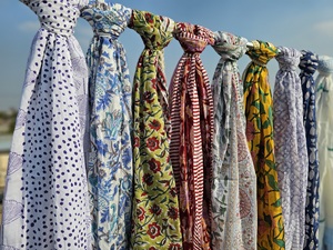 Pareo de algodón hecho a mano con estampado floral, pañuelo ligero y ecológico estilo bohemio para mujer - Product Image 2