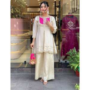 Conjunto de Top y Pantalón de Manga Tres Cuartos de Diseñador con Bordado de Secuencia Codificada - Product Image 3