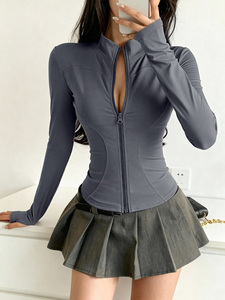 Veste de sport légère pour femmes, grande taille, sans coutures, respirante, séchage rapide, coupe courte, fermeture éclair intégrale, ourlet côtelé, passe-pouces, coupe ajustée - Product Image 4