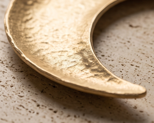 Bandeja de Servir de Metal Dorado con Forma de Luna Creciente Personalizada, Plato con Textura Agrietada, Vajilla Elegante para Suministro al por Mayor - Product Image 3