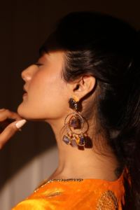 Pendientes de aro llamativos de oro con amatista en bruto de diseño - Product Image 2