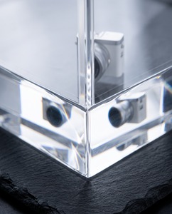 Exhibidor Vertical de Acrílico Transparente Moderno y Versátil para Cámaras, Exhibidor Elegante de Mostrador para Productos Digitales de Alta Calidad - Product Image 5