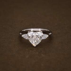 Anillo de Compromiso de Diamantes Creados en Laboratorio con Forma Redonda y de Pera para Mujer, Diseño de Tres Piedras, Elegante Joyería Nupcial de Oro - Product Image 1