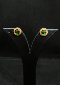 Élégantes boucles d'oreilles clous en diamant américain vert avec placage or DIY, bijoux pour femmes du Rajasthan pour les occasions de mariage et d'anniversaire - Product Image 1