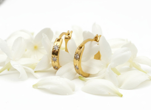 Pendientes de Aro Geométricos Huggie de Latón Chapado en Oro con Zirconia en Forma de Sol para Mujer, Joyería de Fiesta - Product Image 3
