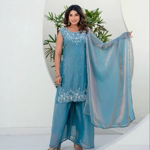 Ensemble de luxe Fandi en soie Kurti Plazzo Dupatta avec des broderies de perles complexes et une bordure en dentelle miroir, entièrement cousu, trois pièces - Product Image 1