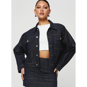 Veste en jean bleu déchiré pour femmes grandes tailles, avec plusieurs poches, manches longues, style vintage et détails en perles - Product Image 1