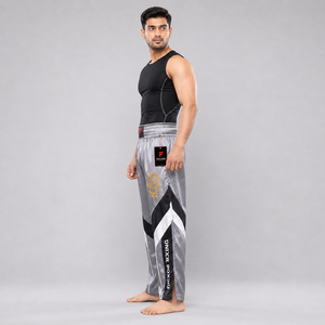 Pantalon de kick-boxing confortable, conçu avec un tissu doux, des coutures renforcées et une performance athlétique fiable. - Product Image 3