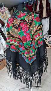 Schwarzer Seidenschal mit Blumenstickerei, Spanischer Mantón-Schal mit weißen langen Fransen, Dreieckiger Wickelschal für Damen, Traditioneller Flamenco-Schal - Product Image 3