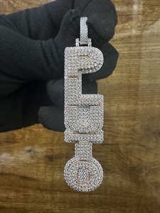 Pendentif vertical lettre personnalisée en moissanite micro-pavée, très demandé, bijoux de luxe hip-hop pour hommes et femmes, en vente - Product Image 4