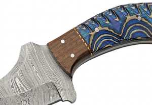 Couteau de cuisine courbé artisanal en acier Damas avec manche en bois et résine bleue - Product Image 3