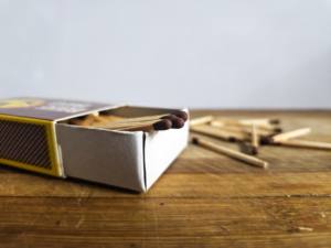 Cerillas de cartón de seguridad duraderas KB100 fabricadas en India, paquete de 100 unidades, encendido rápido, resistentes a la humedad, impresión de marca personalizada, encendido a granel - Product Image 3