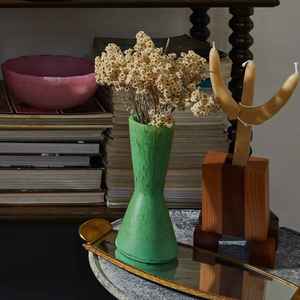 Jarrón Artesanal de Resina Negra con Diseño Creativo en Espiral, Escultura de Arte Moderno, Ecológico, Impermeable, Decorativo, para Bodas y Restaurantes - Product Image 1