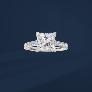 Anillo de Compromiso de Platino PT950 con Corte Princesa y Diamantes Laterales para Mujer, Estilo Clásico - Product Image 2