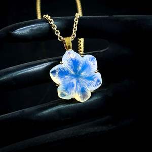 Collar con colgante de flor de opalita llamativo para mujer, colgante de flor de cristal de opalita tallado a mano, joyería hecha a mano - Product Image 1
