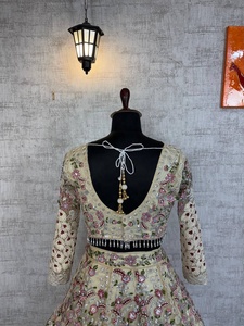 Tela LEHENGA con bordado de mariposas en red, lentejuelas y cancan, tipo acampanado de 4 metros. - Product Image 2