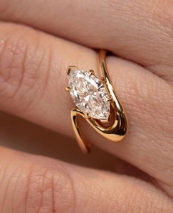 แหวนหมั้นเพชรเม็ดเดี่ยวทรงมาร์คีส์ 1.5 กะรัต ชุบทองคำ 18K ได้รับการรับรอง พร้อมวงแหวนโค้งลายคลื่น ประดับเพชรเลี้ยงในห้องปฏิบัติการ เหมาะสำหรับสวมใส่ทุกวัน - Product Image 3