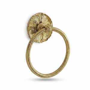 Toallero decorativo vintage de latón con placa trasera con diseño de flor-de-lis, acabado martillado resistente, accesorio de baño. - Product Image 4
