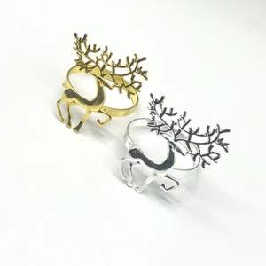 Anneau de serviette en aluminium en forme de renne festif, conçu pour sublimer la décoration de table des fêtes et l'expérience culinaire saisonnière - Product Image 6