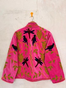 Veste en velours brodée motif oiseau et libellule, style artistique et mode, thème jardin, art populaire, manteau bohème - Product Image 2