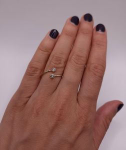 Anillo de Oro de 18K con Dos Piedras de Esmeralda Cultivadas en Laboratorio de 0.20 CT |   Anillo Toi Et Moi con Certificado IGI para Aniversario |   Joyería nupcial elegante y lujosa - Product Image 3