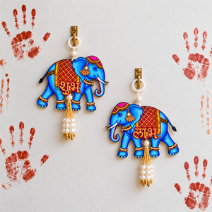 Adorno de Pared de MDF Hecho a Mano con Laxmi, Ganesh, Vaca y Elefante, con Borlas de Perlas, Juego de 2 Piezas para Diwali, Decoración Tradicional para el Hogar - Product Image 2
