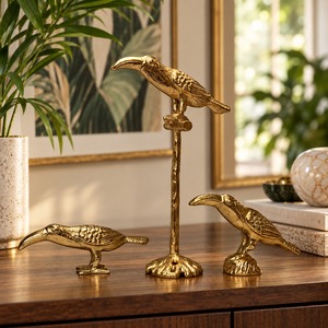 Ensemble de trois bougeoirs en forme de corbeau doré, sculpture animale unique, accent décoratif pour la maison, l'hôtel, l'éclairage et la décoration de table, cadeau - Product Image 1