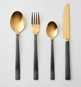 Ensemble de couverts modernes en or avec poignées noires, compatibles lave-vaisselle, en acier inoxydable, pour les tables de mariage - Product Image 1