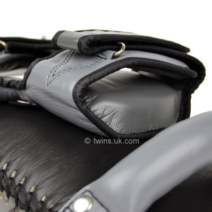 Twins Curved Kick Pads, Almohadillas de Protección de Cuero Negro/Gris para Entrenamiento, Hechas a Medida, para Boxeo y MMA Muay Thai - Product Image 5